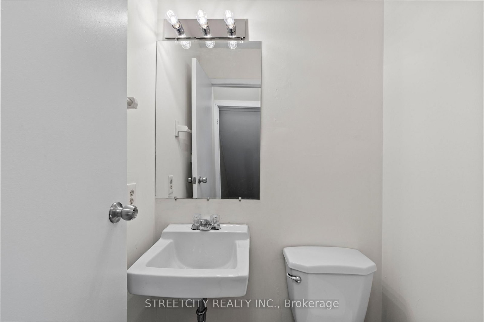 Townhouse for sale at 36-577 Third Street, London East, Ontario, N5V 4B9 - East H - MLS: X12944036