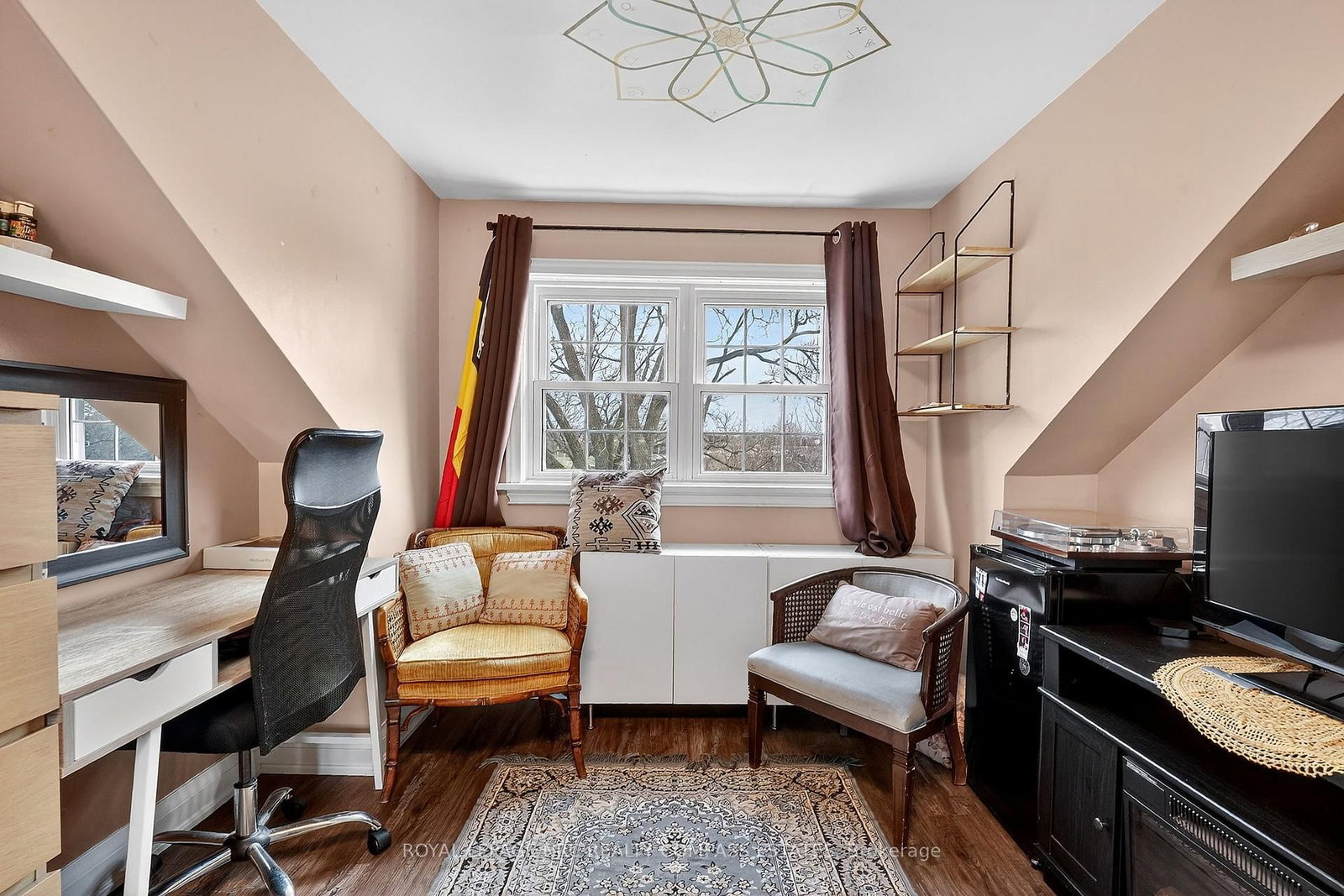 Detached House for sale at 31 Queen Mary Drive, St. Catharines, Ontario, L2R 2J3 - Downtown - MLS: X12945160