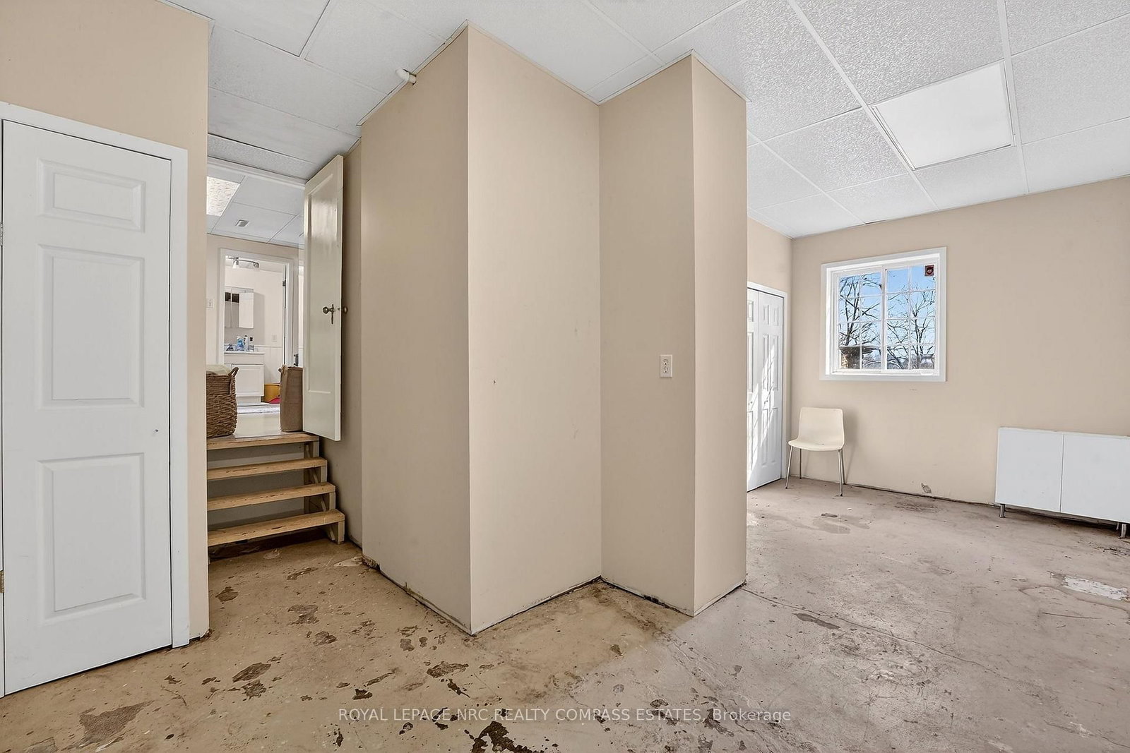 Detached House for sale at 31 Queen Mary Drive, St. Catharines, Ontario, L2R 2J3 - Downtown - MLS: X12945160