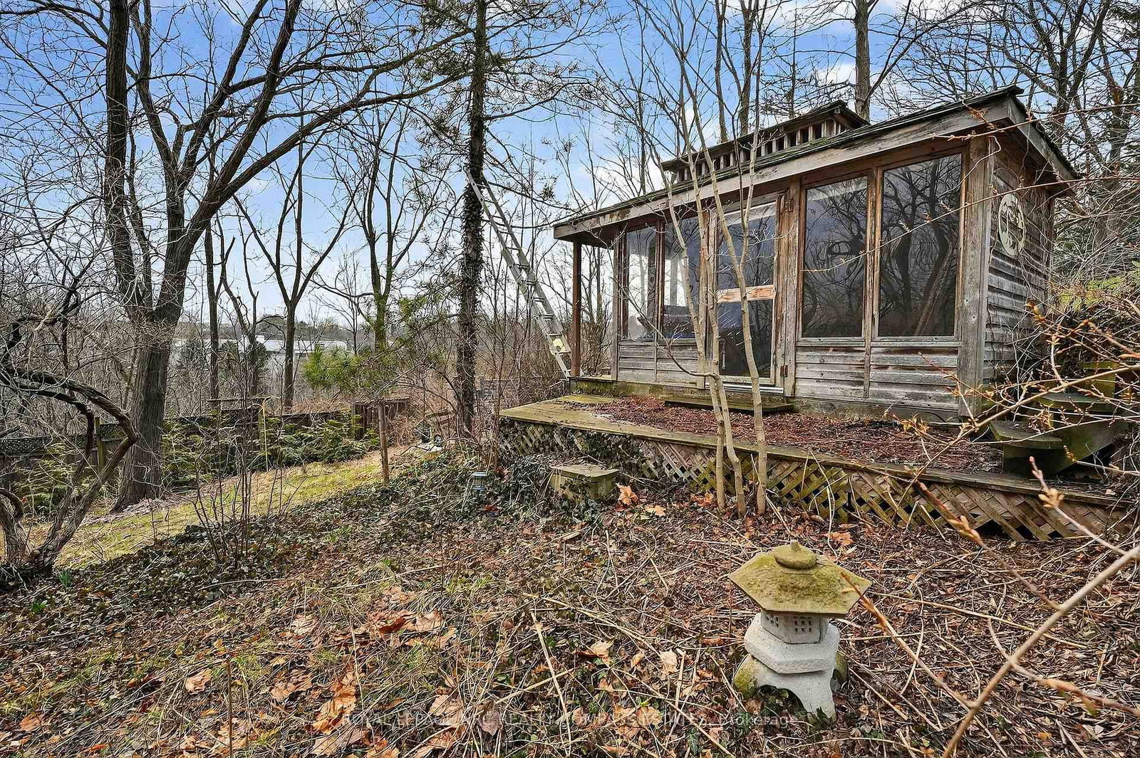 Detached House for sale at 31 Queen Mary Drive, St. Catharines, Ontario, L2R 2J3 - Downtown - MLS: X12945160