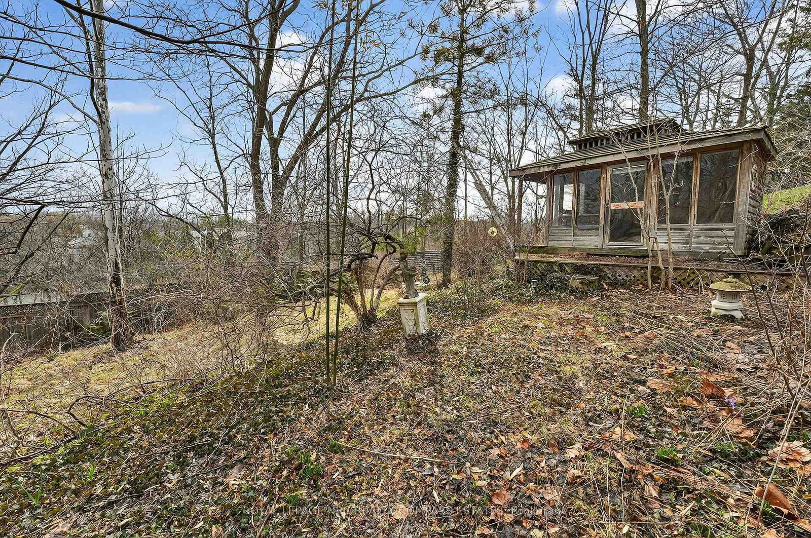 Detached House for sale at 31 Queen Mary Drive, St. Catharines, Ontario, L2R 2J3 - Downtown - MLS: X12945160