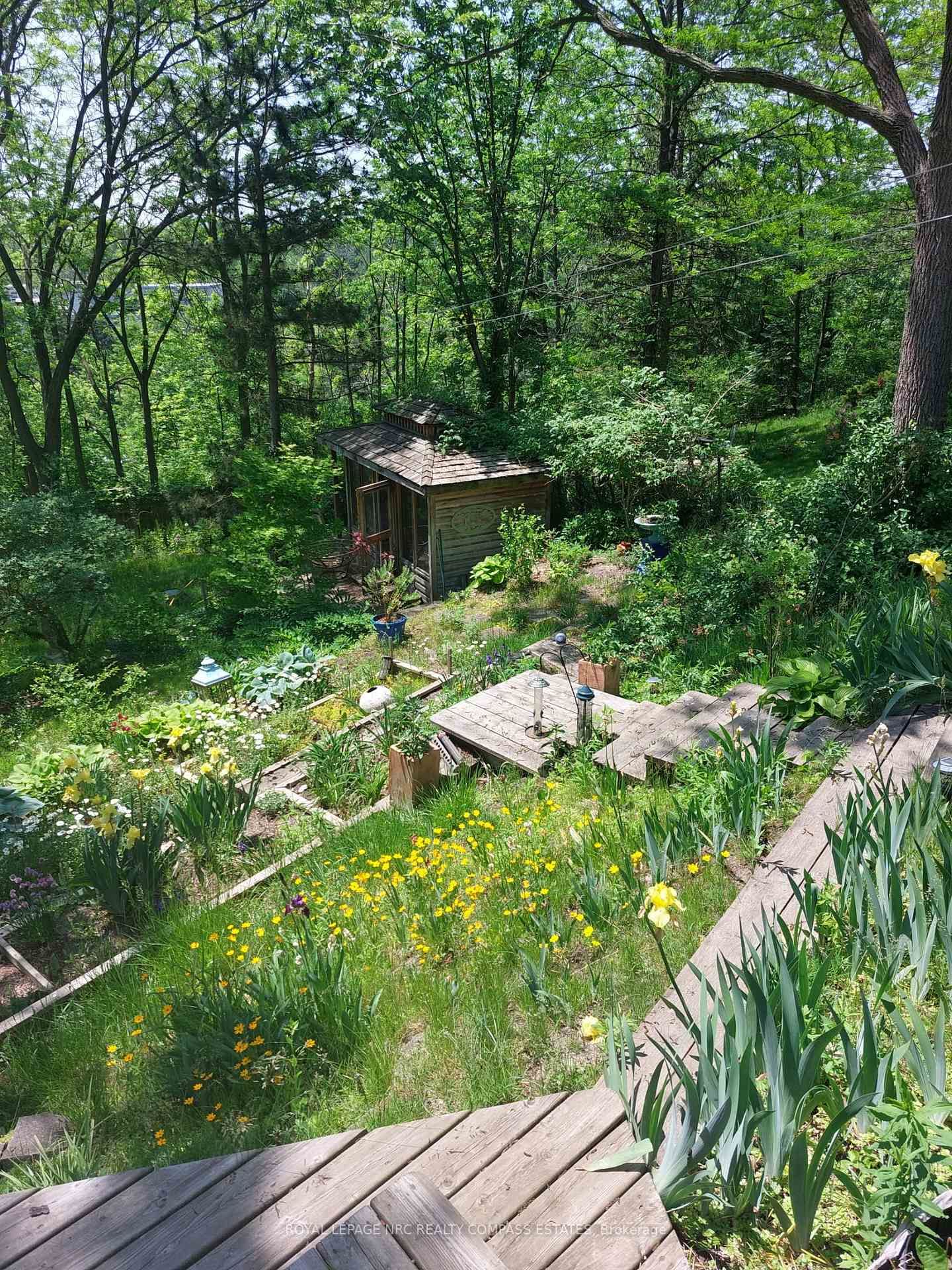 Detached House for sale at 31 Queen Mary Drive, St. Catharines, Ontario, L2R 2J3 - Downtown - MLS: X12945160