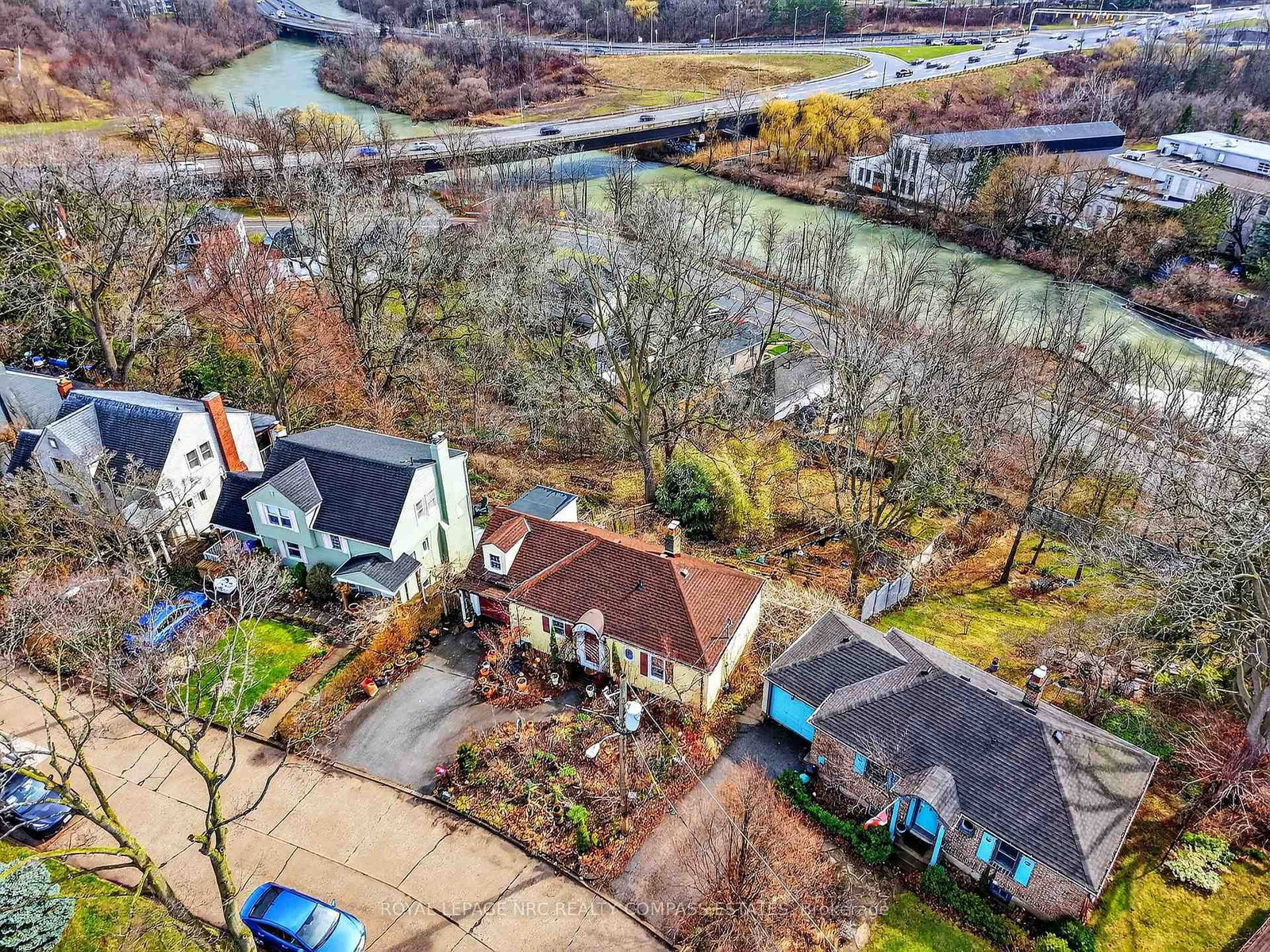 Detached House for sale at 31 Queen Mary Drive, St. Catharines, Ontario, L2R 2J3 - Downtown - MLS: X12945160