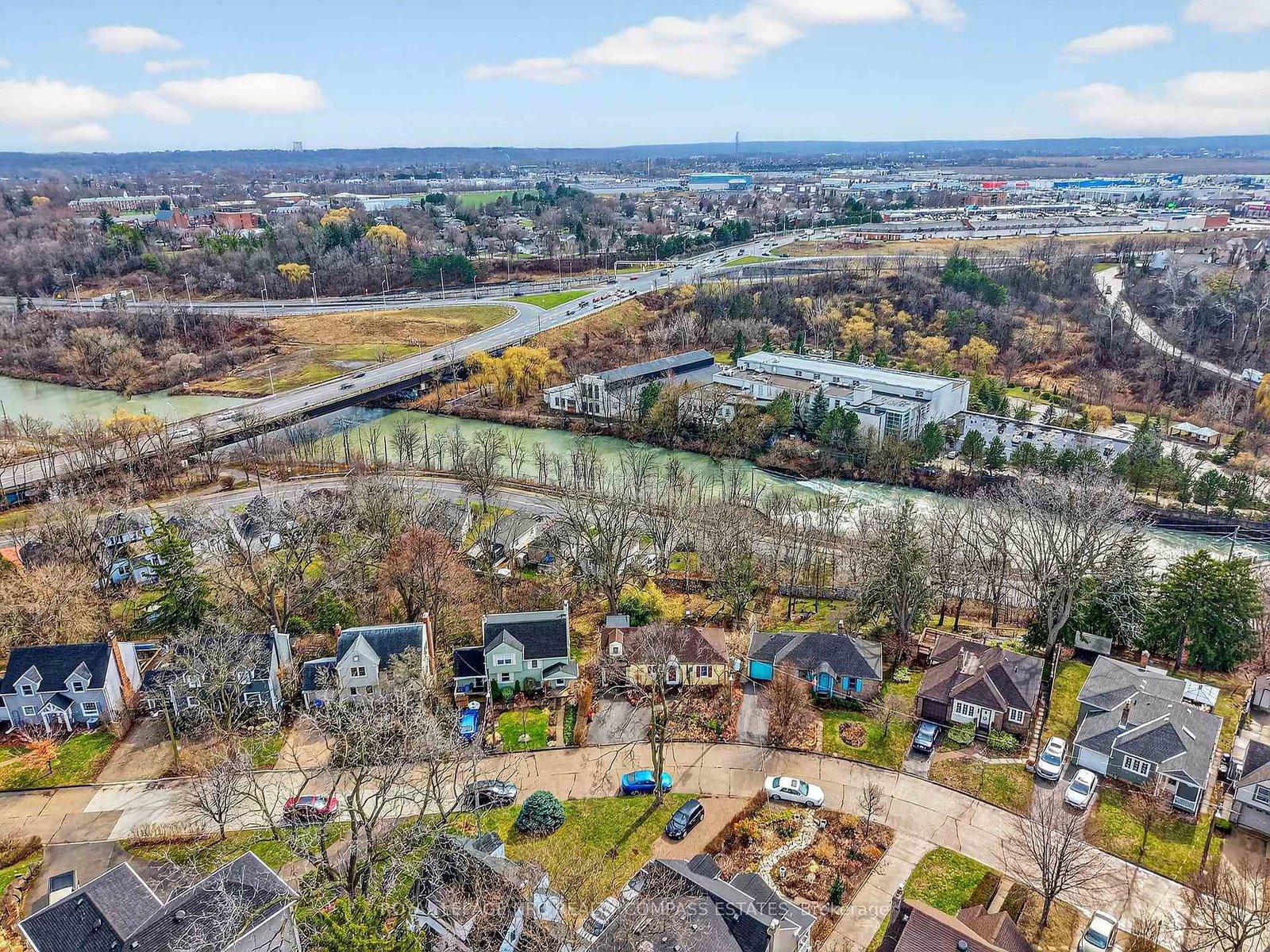 Detached House for sale at 31 Queen Mary Drive, St. Catharines, Ontario, L2R 2J3 - Downtown - MLS: X12945160