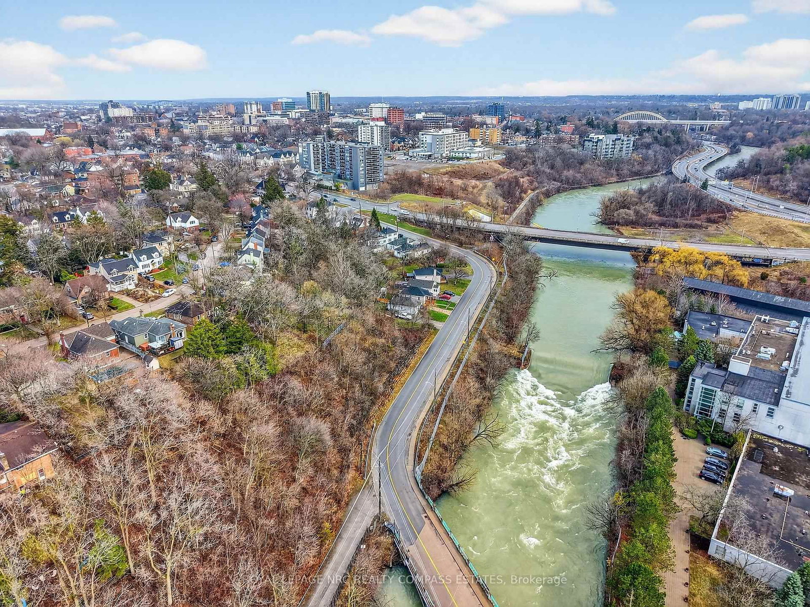 Detached House for sale at 31 Queen Mary Drive, St. Catharines, Ontario, L2R 2J3 - Downtown - MLS: X12945160