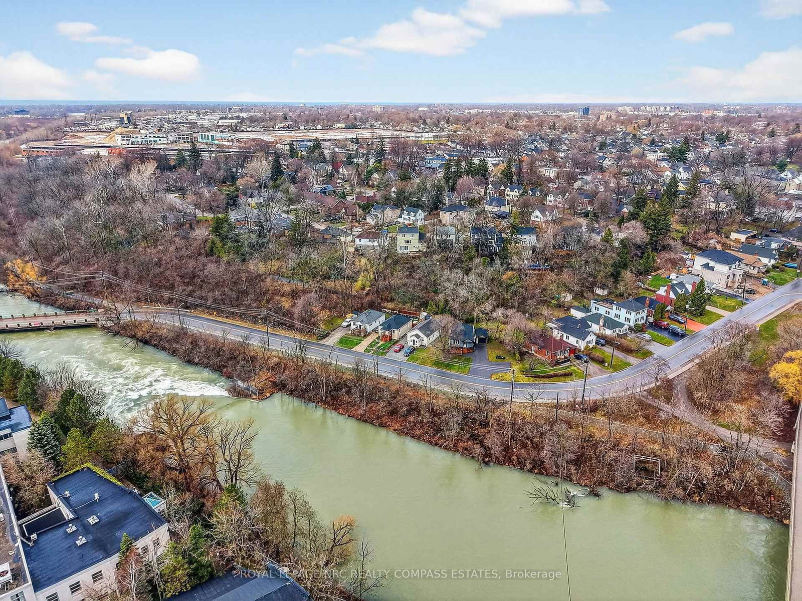 Detached House for sale at 31 Queen Mary Drive, St. Catharines, Ontario, L2R 2J3 - Downtown - MLS: X12945160