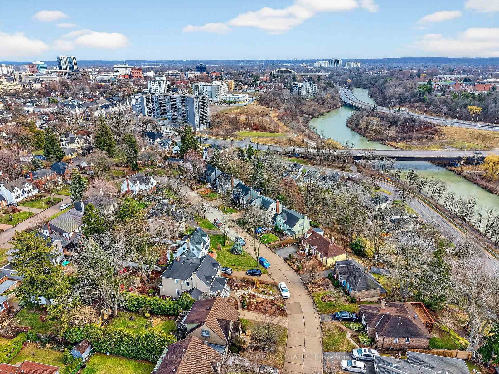 Detached House for sale at 31 Queen Mary Drive, St. Catharines, Ontario, L2R 2J3 - Downtown - MLS: X12945160