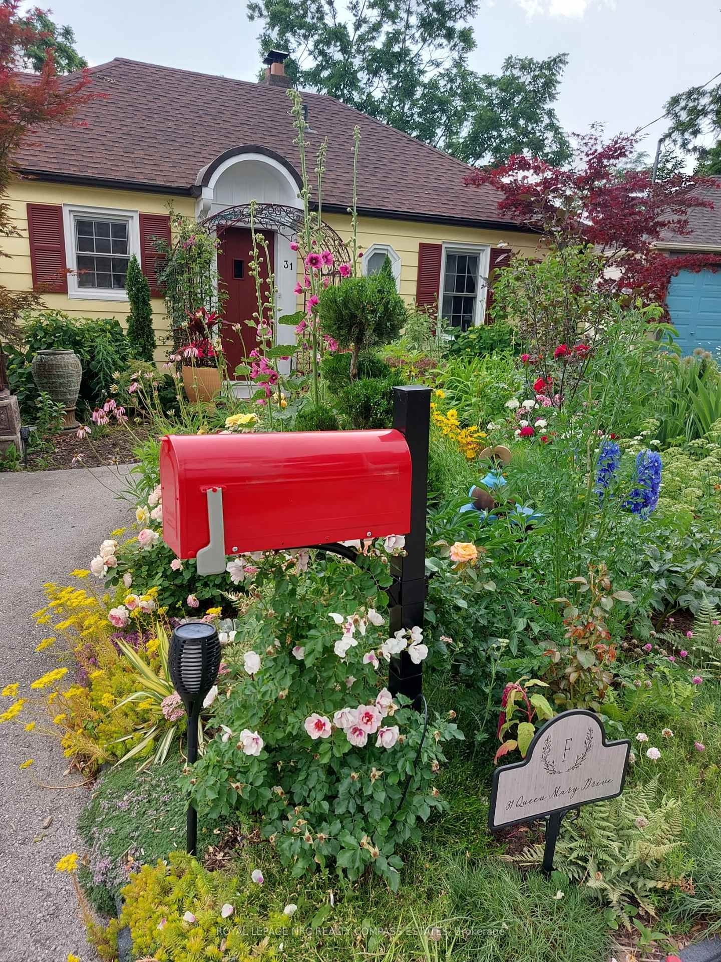 Detached House for sale at 31 Queen Mary Drive, St. Catharines, Ontario, L2R 2J3 - Downtown - MLS: X12945160