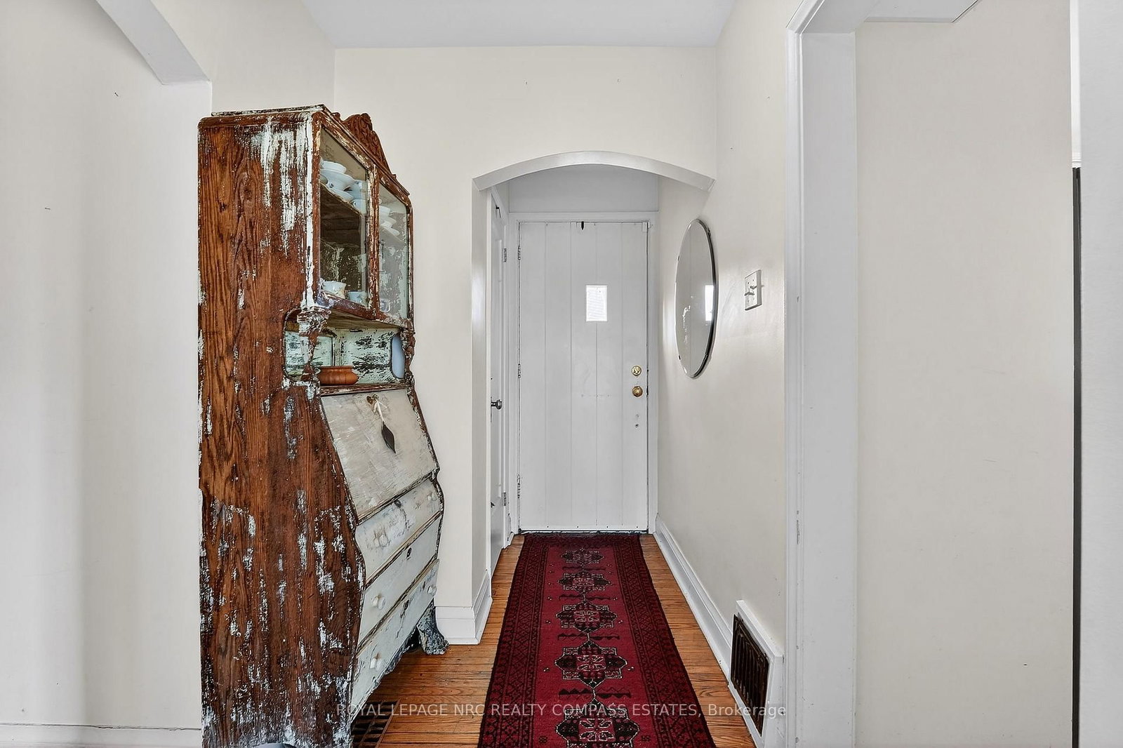 Detached House for sale at 31 Queen Mary Drive, St. Catharines, Ontario, L2R 2J3 - Downtown - MLS: X12945160