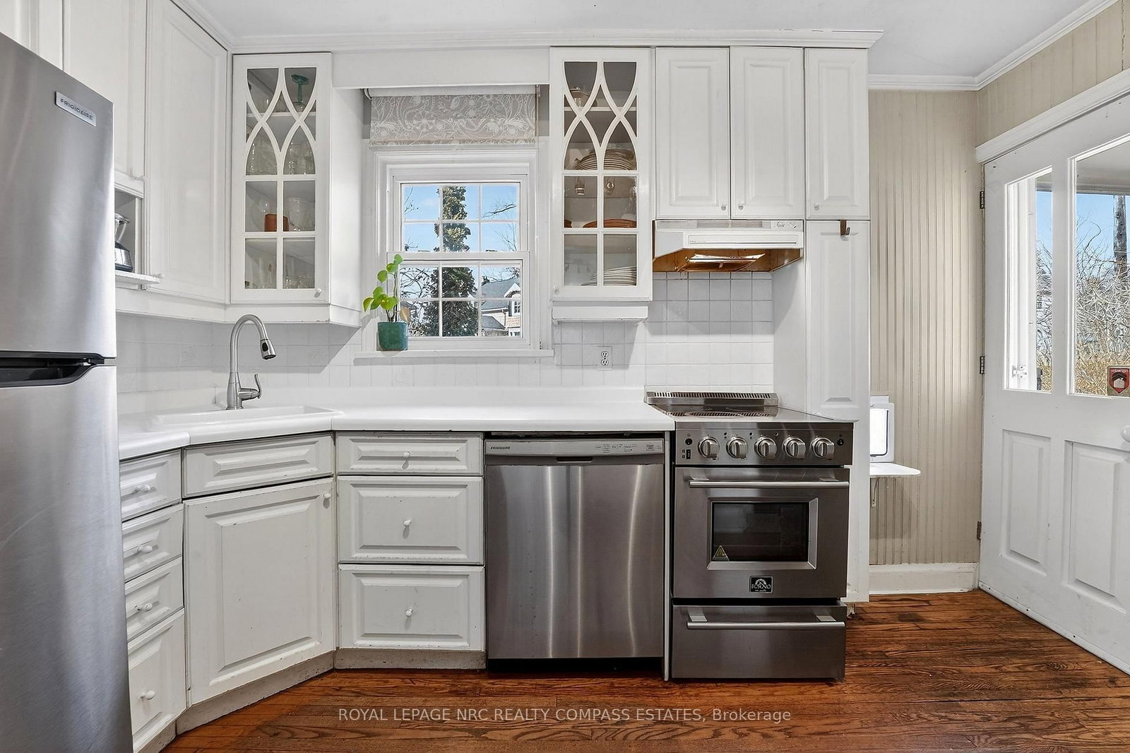 Detached House for sale at 31 Queen Mary Drive, St. Catharines, Ontario, L2R 2J3 - Downtown - MLS: X12945160