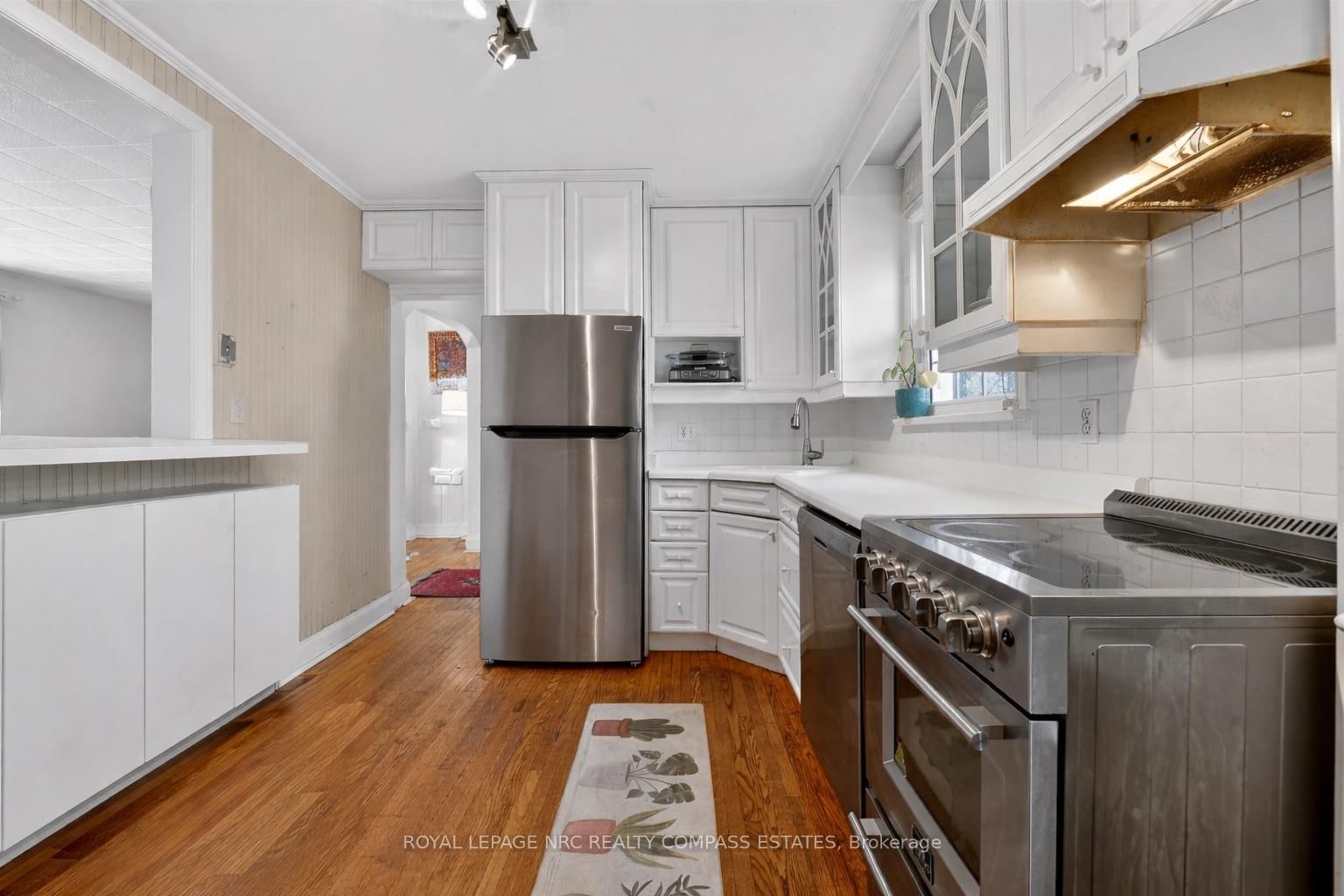 Detached House for sale at 31 Queen Mary Drive, St. Catharines, Ontario, L2R 2J3 - Downtown - MLS: X12945160