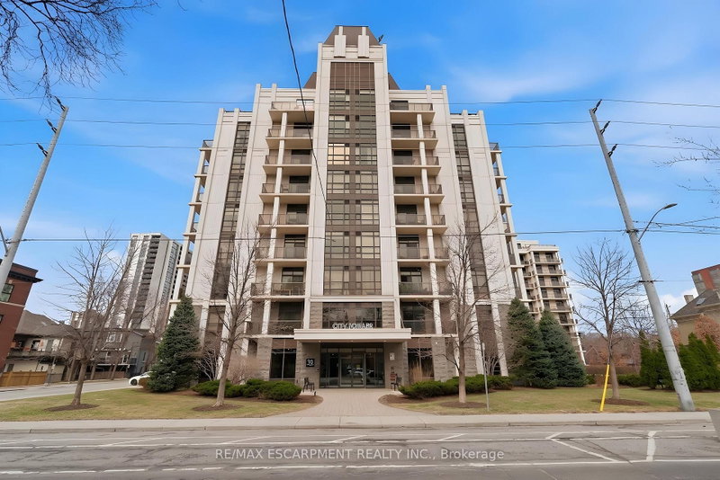 PH1 - 90 CHARLTON Avenue W