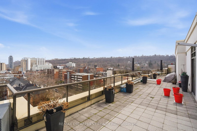 PH1 - 90 CHARLTON Avenue W