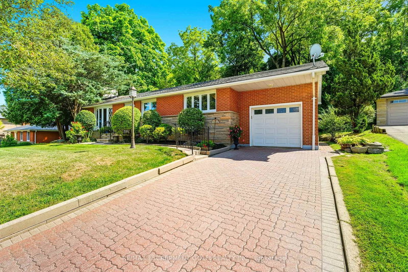 894 Bishop Pl, Hamilton, L9G 3E5 | Image 2