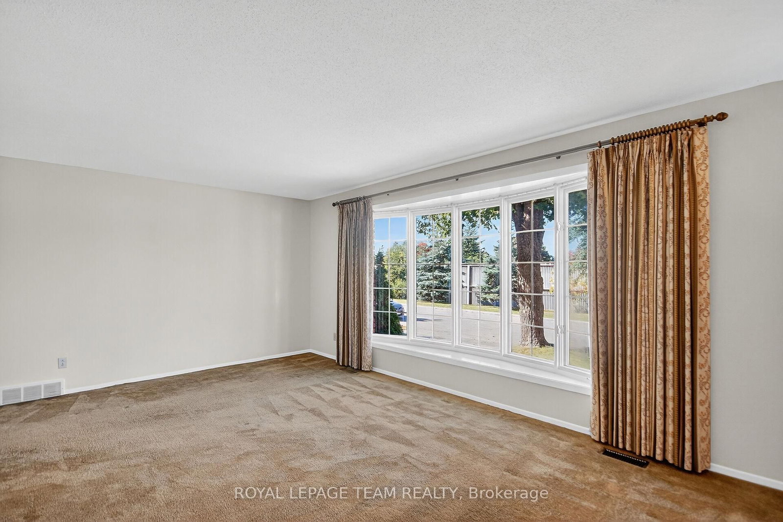 1900 Southampton Court • Ottawa, ON photo 12