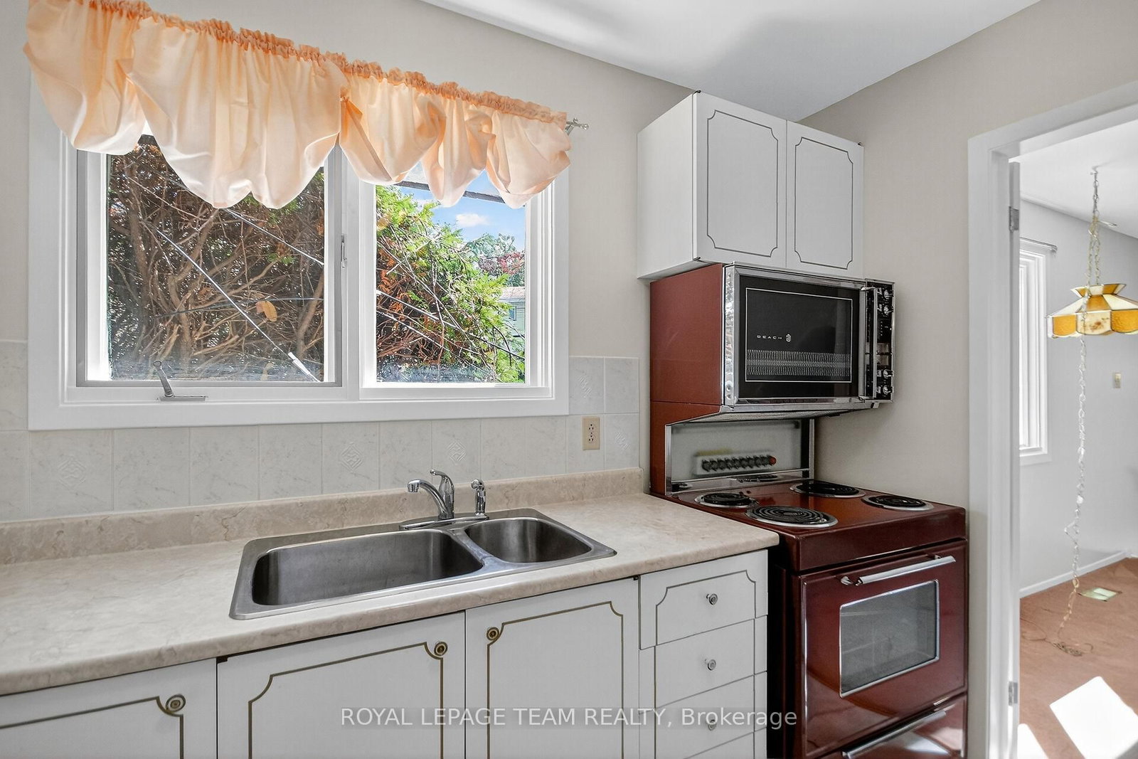 1900 Southampton Court • Ottawa, ON photo 17