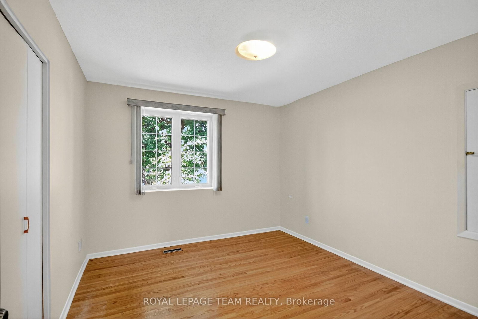 1900 Southampton Court • Ottawa, ON photo 26