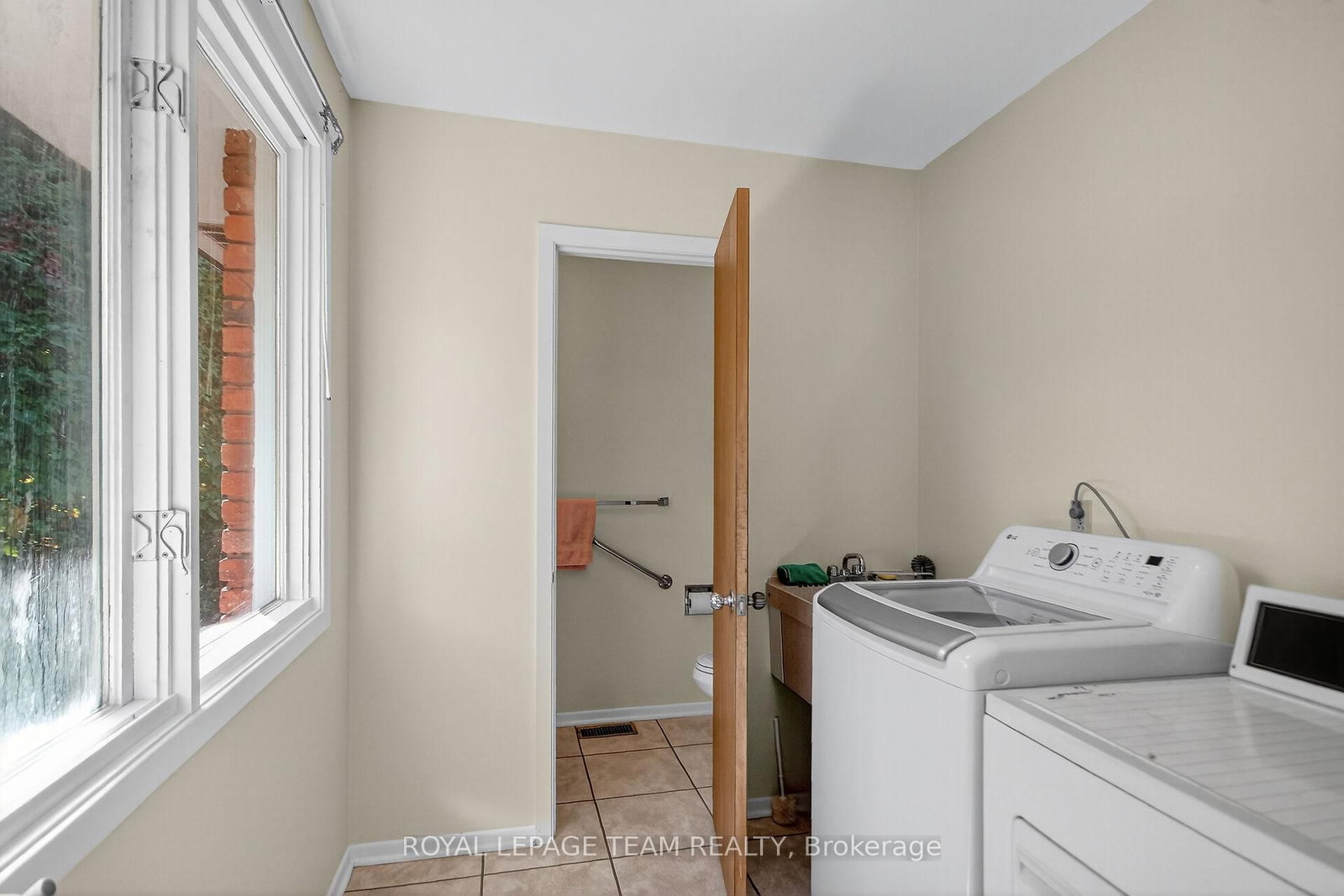1900 Southampton Court • Ottawa, ON photo 29