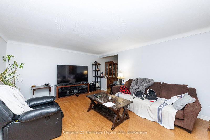 352 Clare Ave, Welland, L3C 5R2 | Image 3