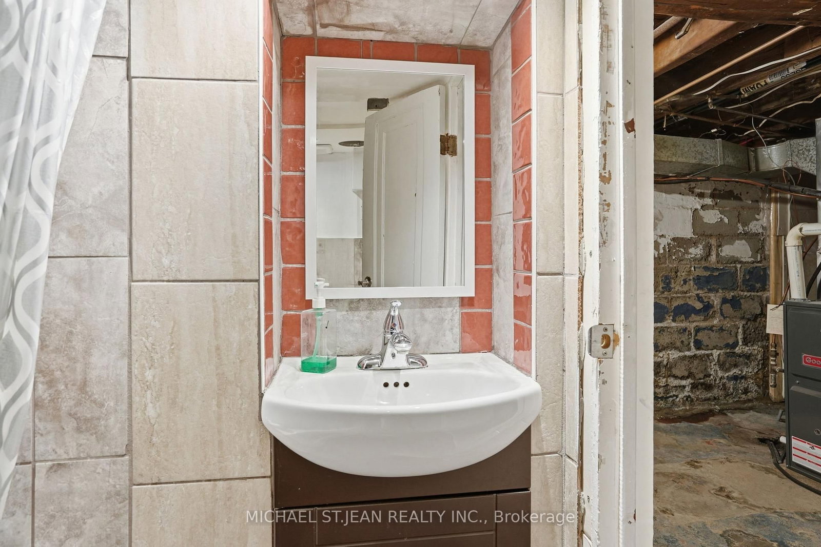 Detached House for sale at 61 Graham Avenue, Hamilton, Ontario, L8H 4J8 - Crown Point - MLS: X12946656