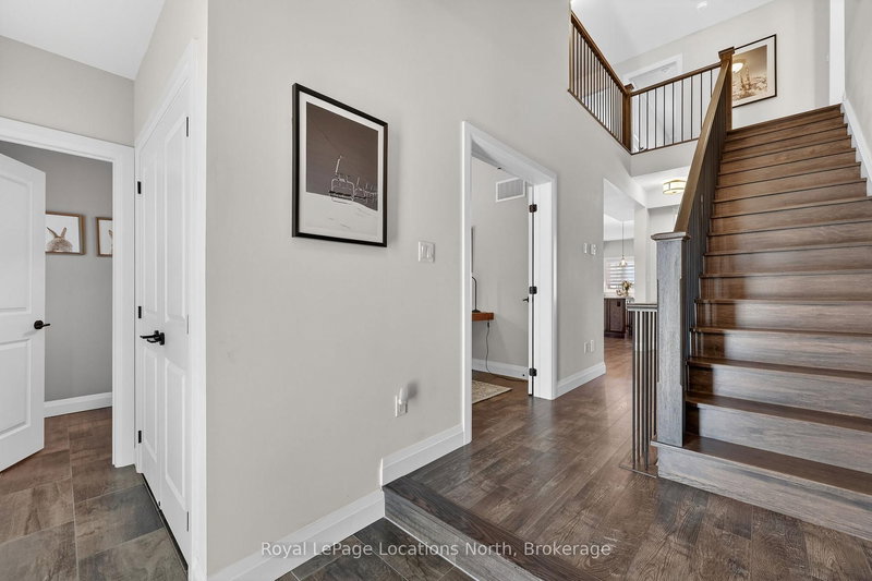 205 Yellow Birch Cres, Blue Mountains, L9Y 0Z3 | Image 2