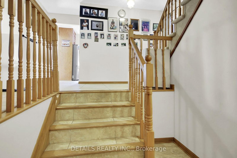 2876 Tresa Crt, Ottawa, K1T 2H1 | Image 3