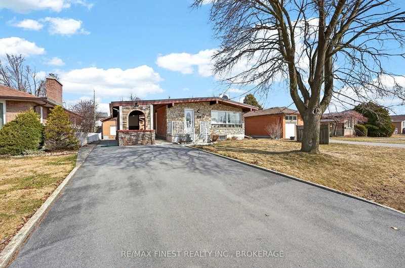67 Morenz Cres, Kingston, K7K 2X4 | Image 2