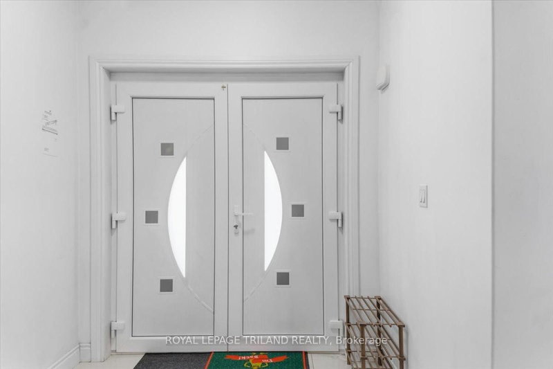 1942 Cedarpark Dr, London North, N5X 0J1 | Image 3