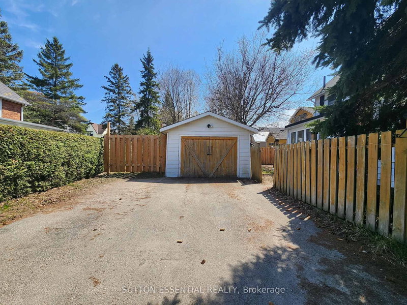 47 Pearl St E, Brockville, K6V 1P6 | Image 2