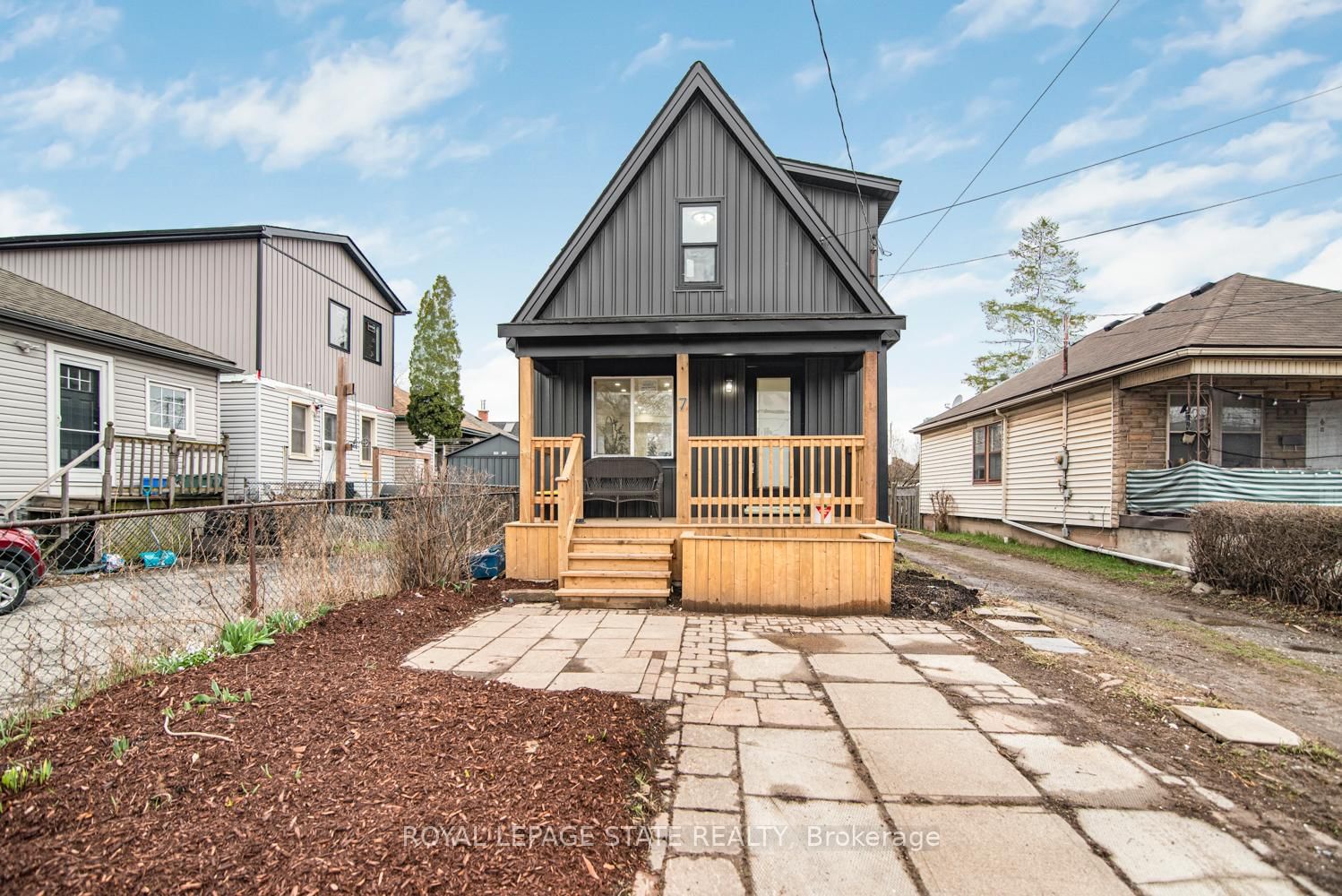 Detached House for sale at 7 Stapleton Avenue, Hamilton, Ontario, L8H 3N4 - Industrial Sector - MLS: X12950238