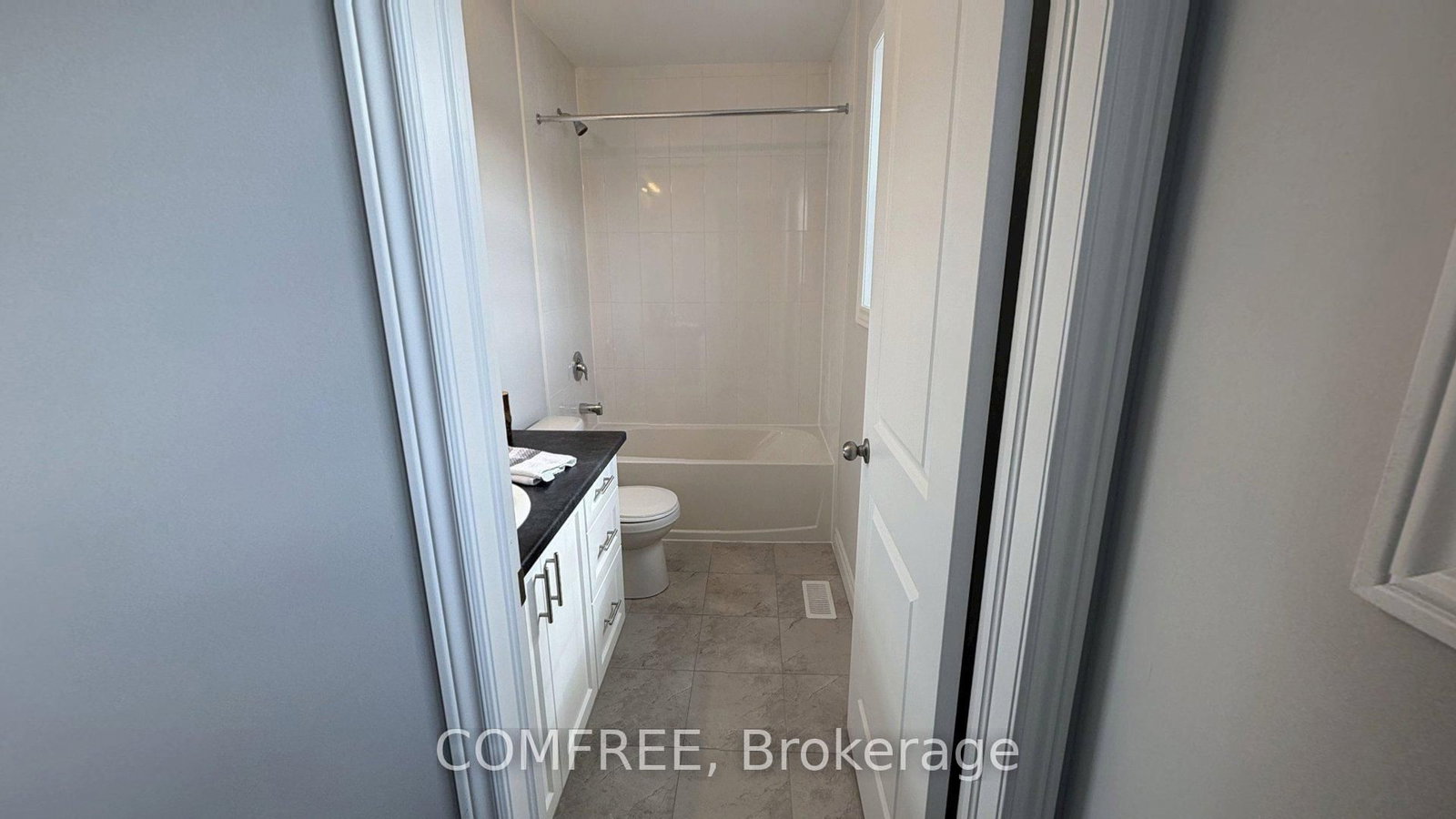 Townhouse for sale at 31 McConnell Crescent, Bracebridge, Ontario, P1L 0N7 - Macaulay - MLS: X12950884