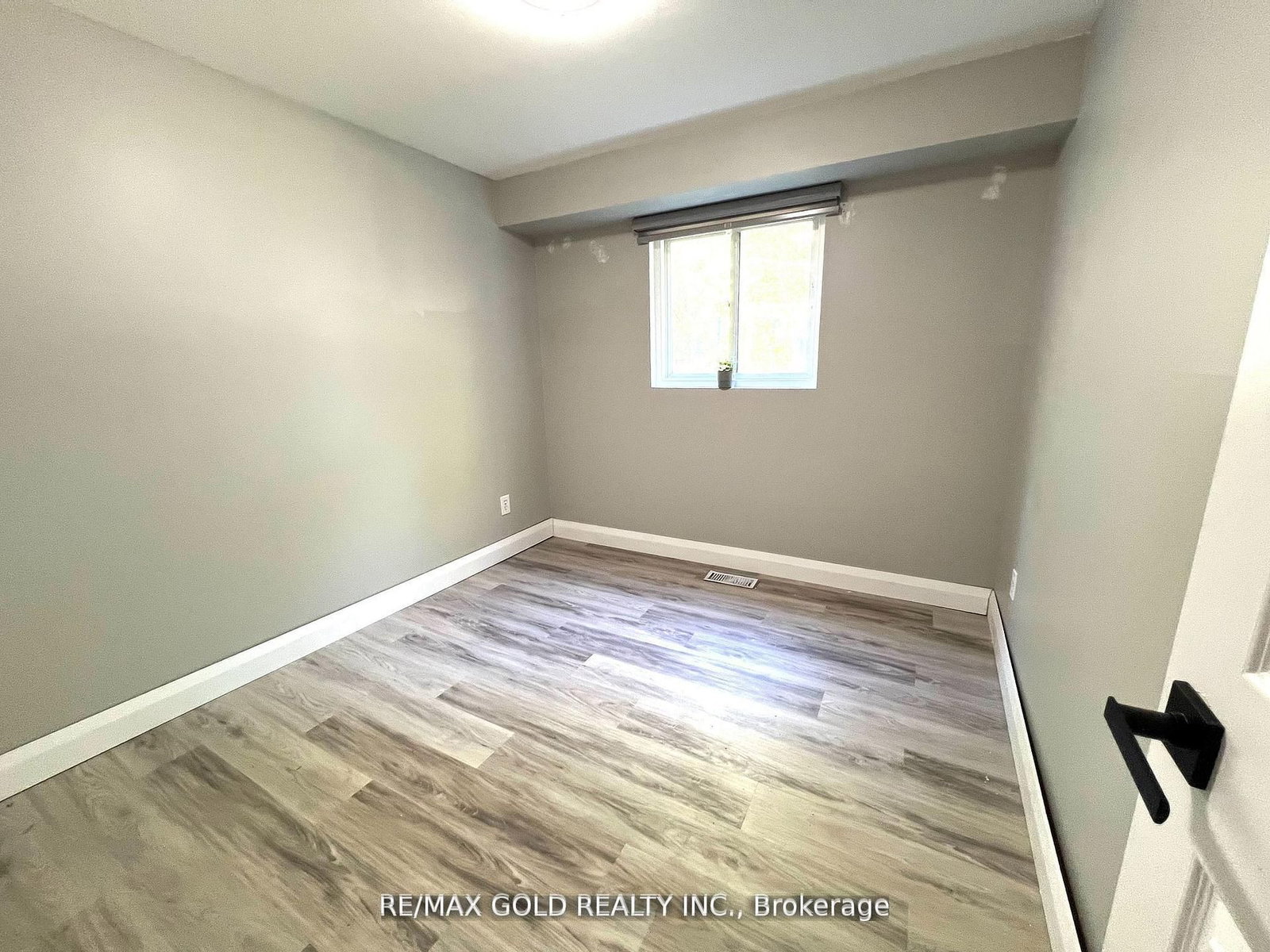 156 Mooregate Crescent, Unit Lower - Photo 17