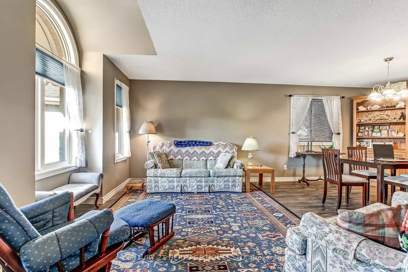 18 Hickory Boulevard W