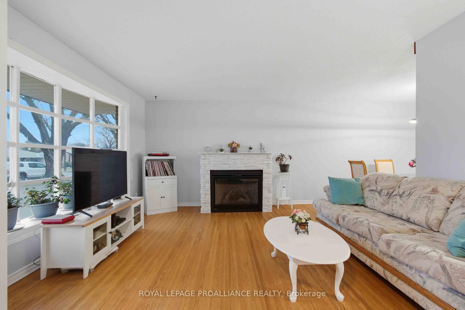 Detached House for sale at 36 Shoniker Avenue, Quinte West, Ontario, K8V 2B5 - Trenton Ward - MLS: X12951794