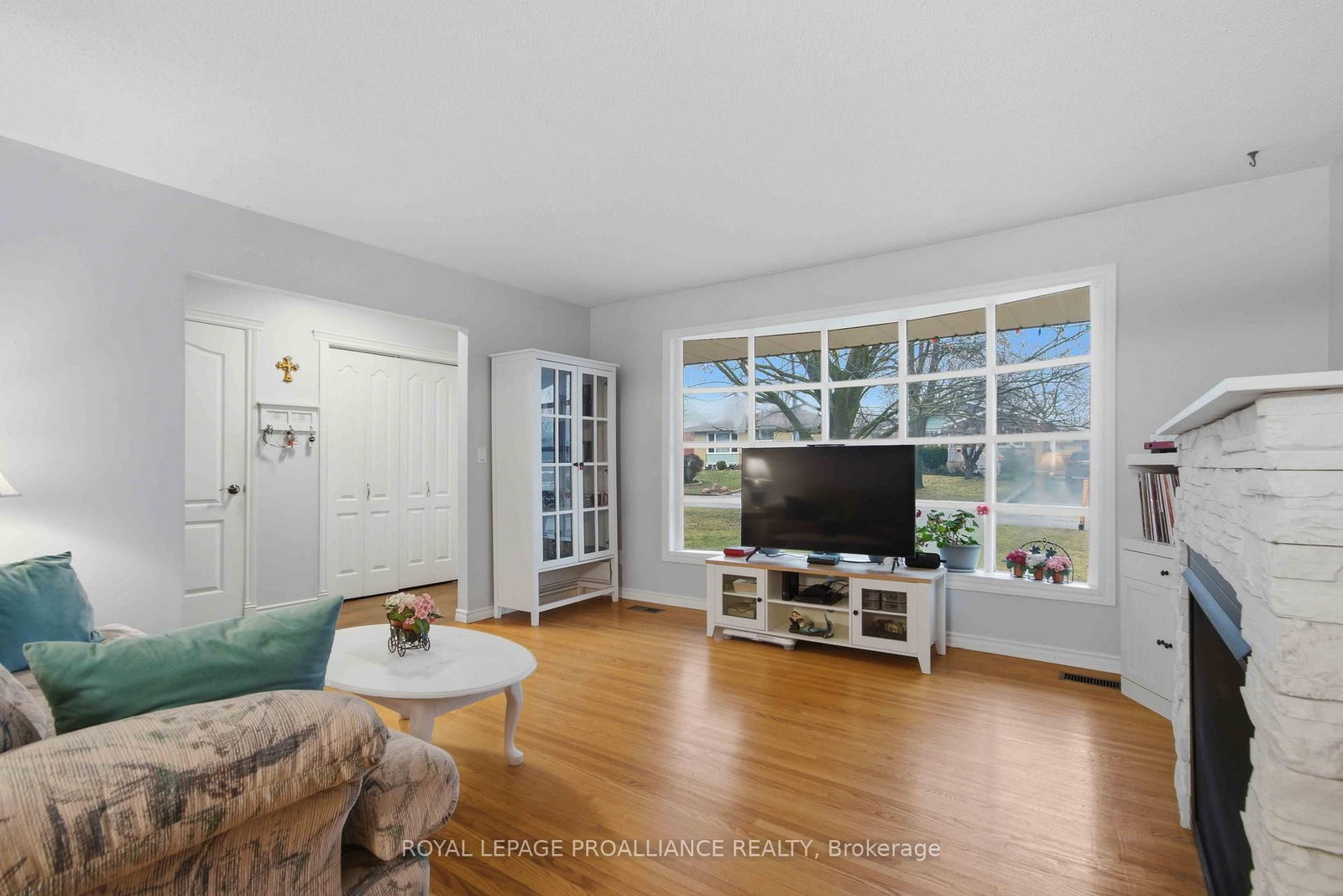 Detached House for sale at 36 Shoniker Avenue, Quinte West, Ontario, K8V 2B5 - Trenton Ward - MLS: X12951794