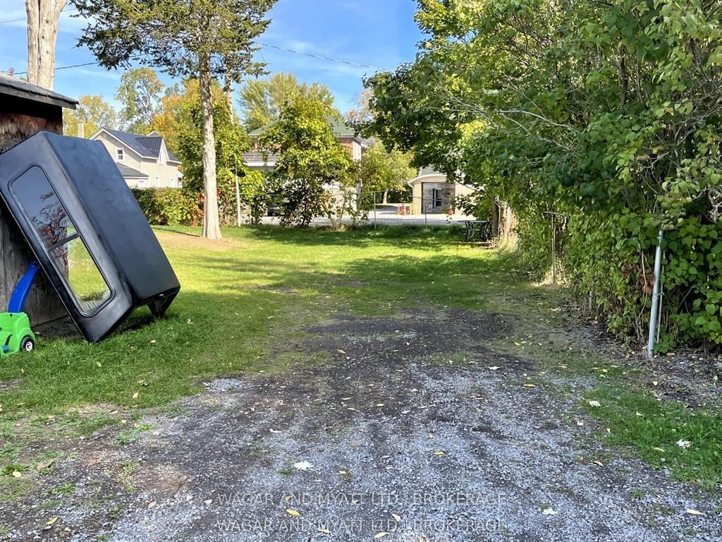 157-159 Centre Street N - Photo 10