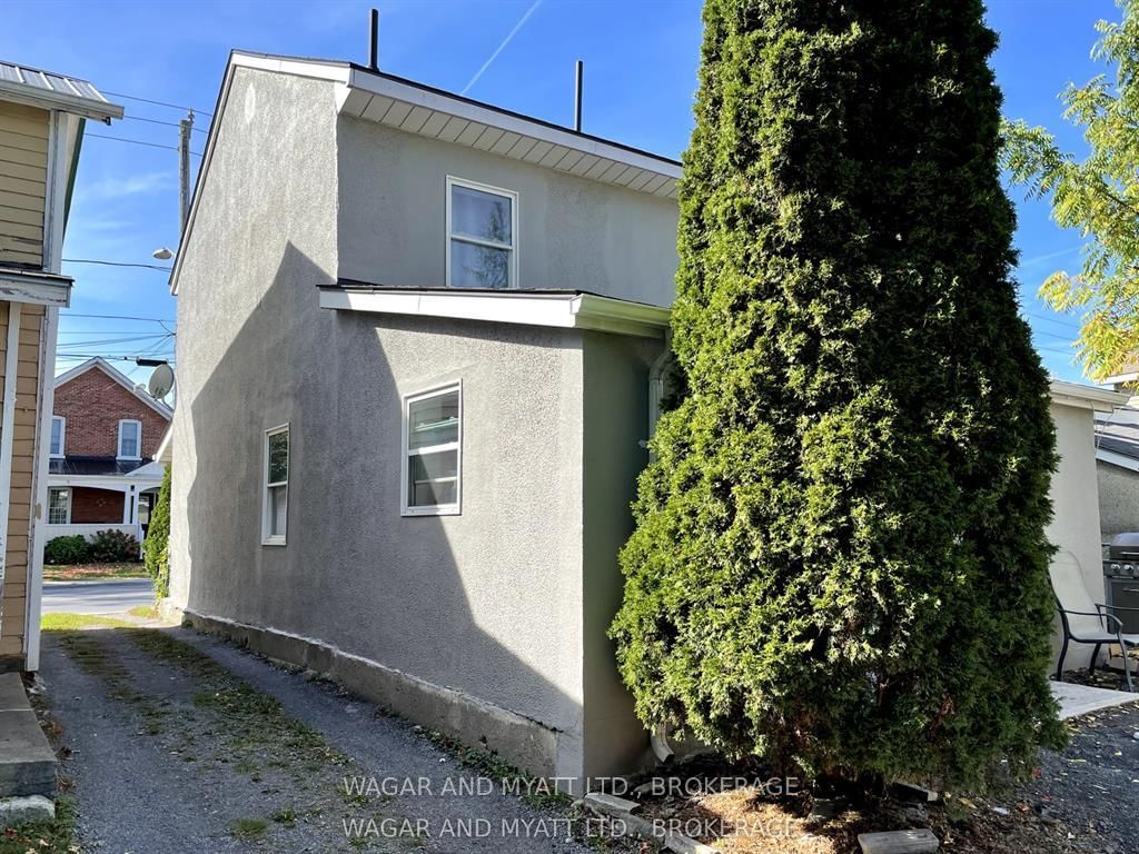 157-159 Centre Street N - Photo 4