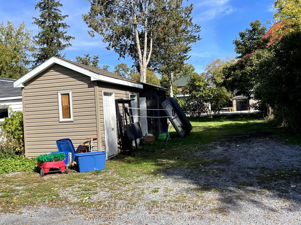 157-159 Centre Street N - Photo 9