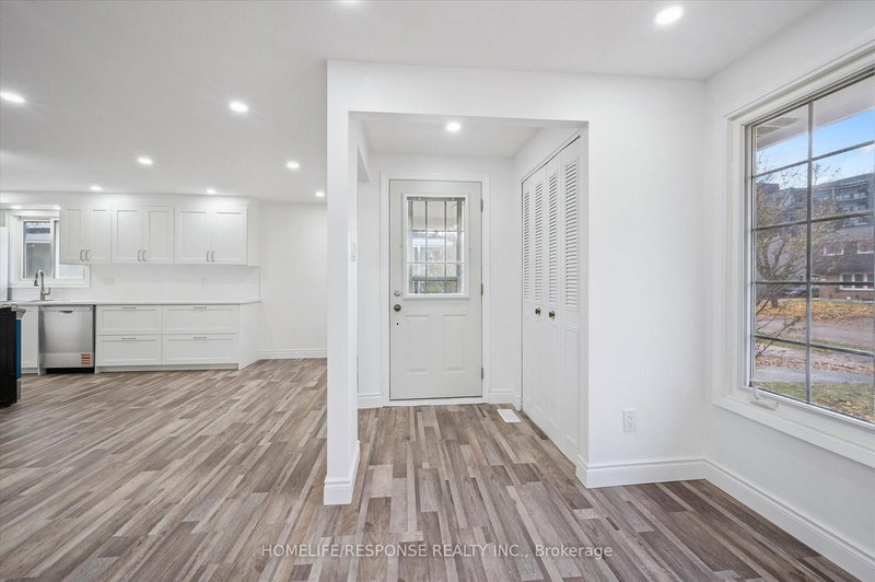 UPPER - 118 Selkirk Dr, Kitchener, N2E 1M4 | Image 3