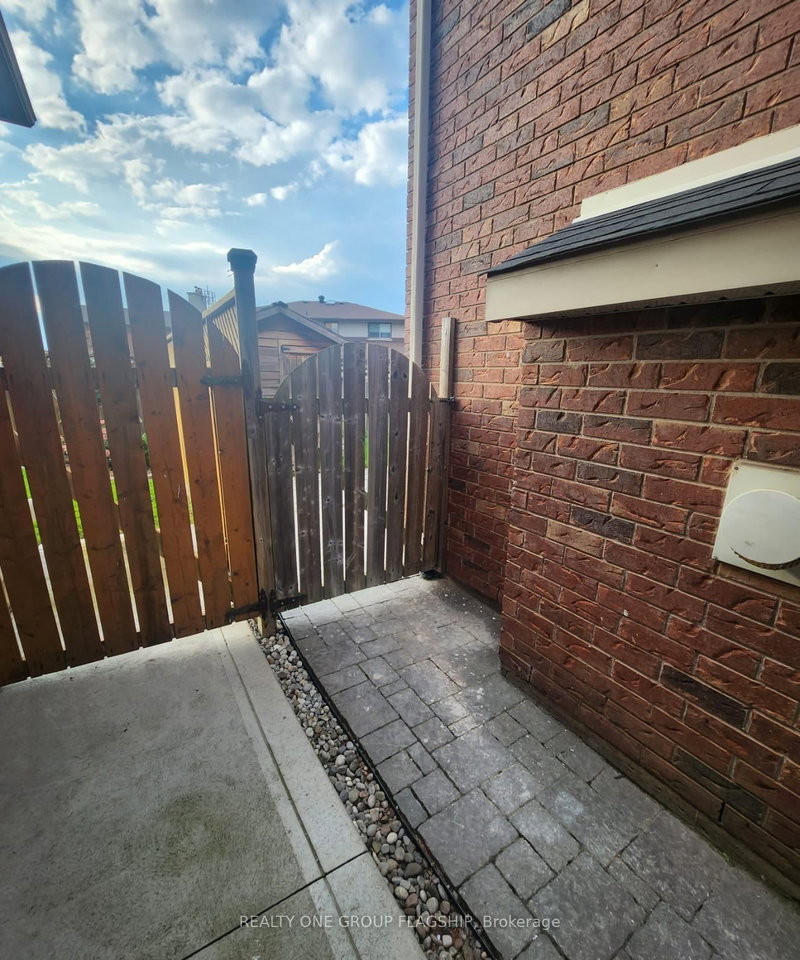 Lower - 15 Sasha Crt, Hamilton, L8E 0A3 | Image 2