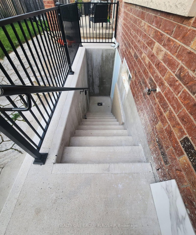 Lower - 15 Sasha Crt, Hamilton, L8E 0A3 | Image 3