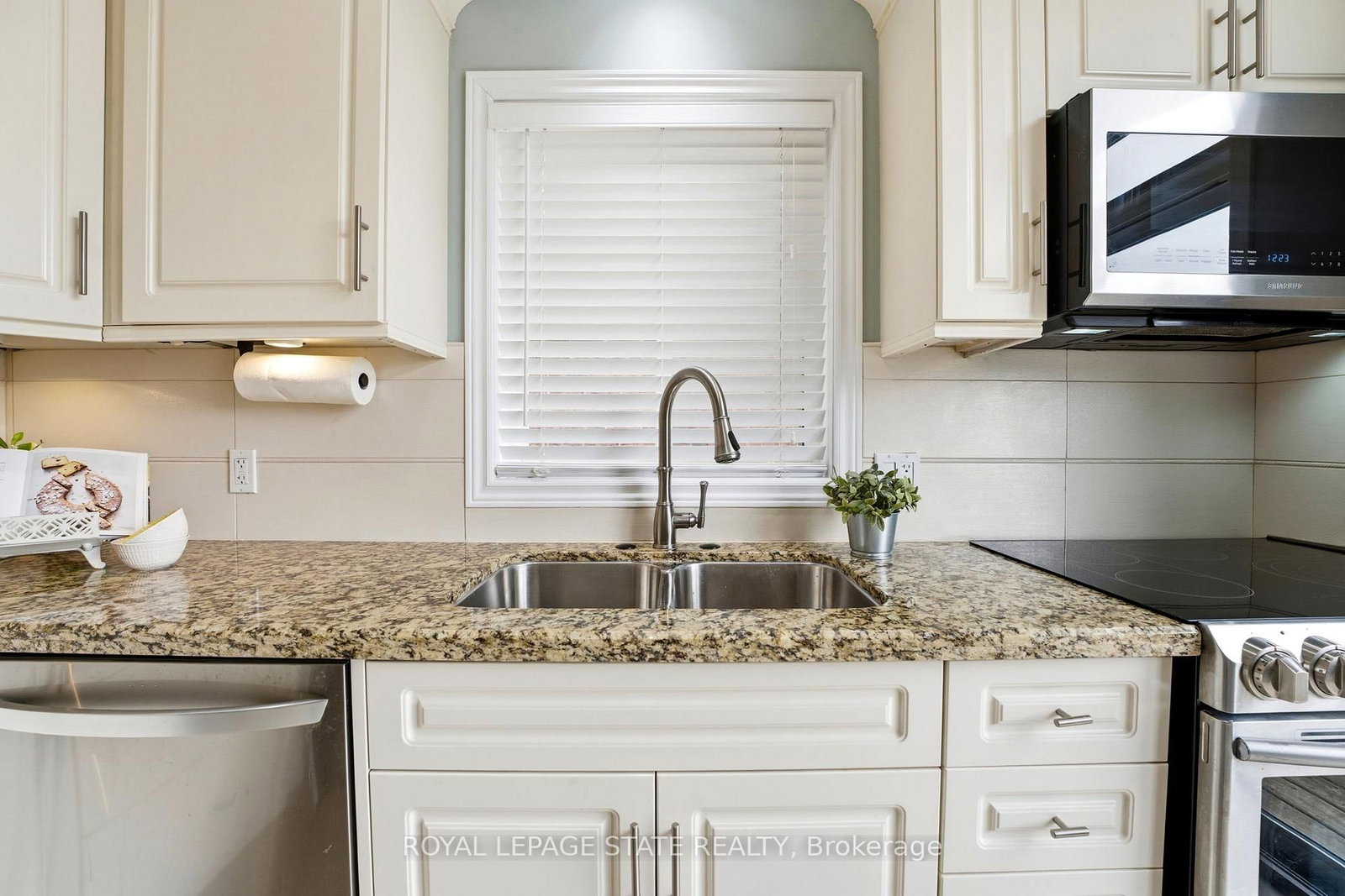 Detached House for sale at 23 Garinger Crescent, Hamilton, Ontario, L0R 1C0 - Binbrook - MLS: X12953380