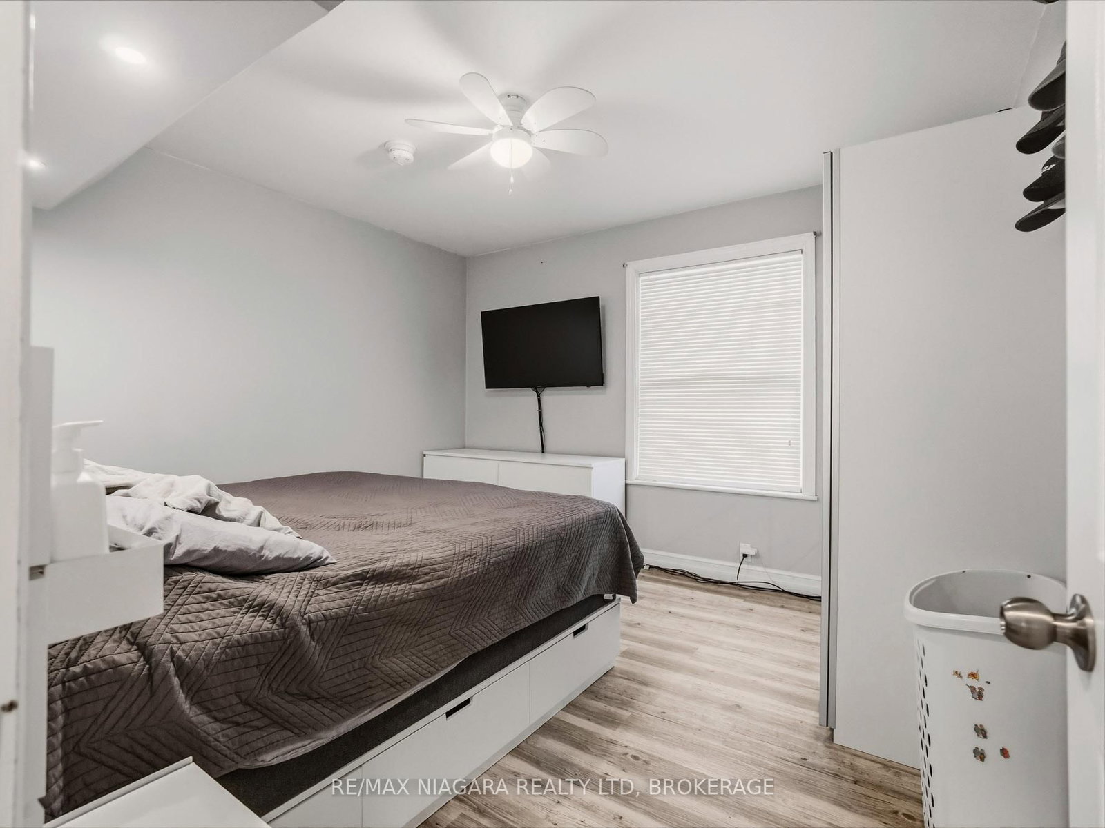 Detached House for sale at 198 Murray Street, Fort Erie, Ontario, L2A 2B6 - Central - MLS: X12953540