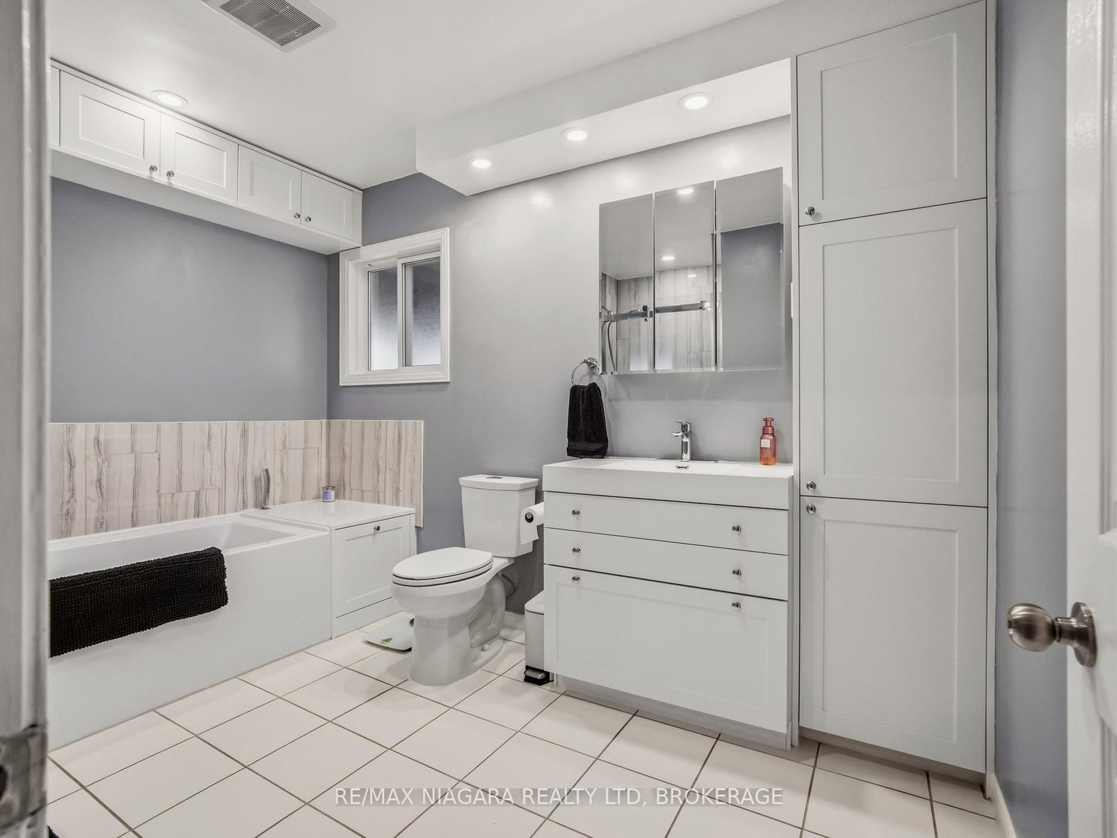 Detached House for sale at 198 Murray Street, Fort Erie, Ontario, L2A 2B6 - Central - MLS: X12953540