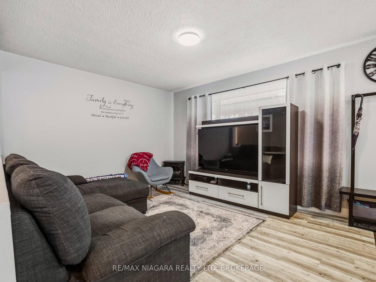 Detached House for sale at 198 Murray Street, Fort Erie, Ontario, L2A 2B6 - Central - MLS: X12953540