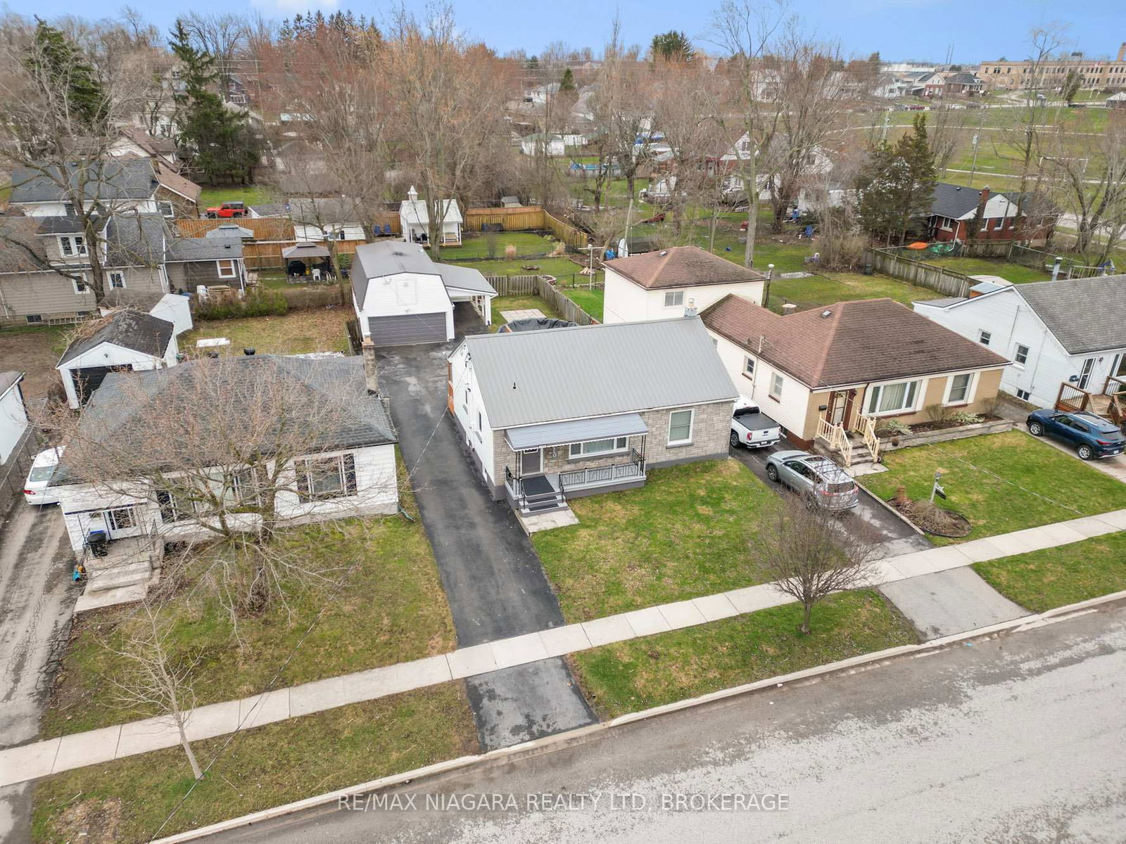 Detached House for sale at 198 Murray Street, Fort Erie, Ontario, L2A 2B6 - Central - MLS: X12953540