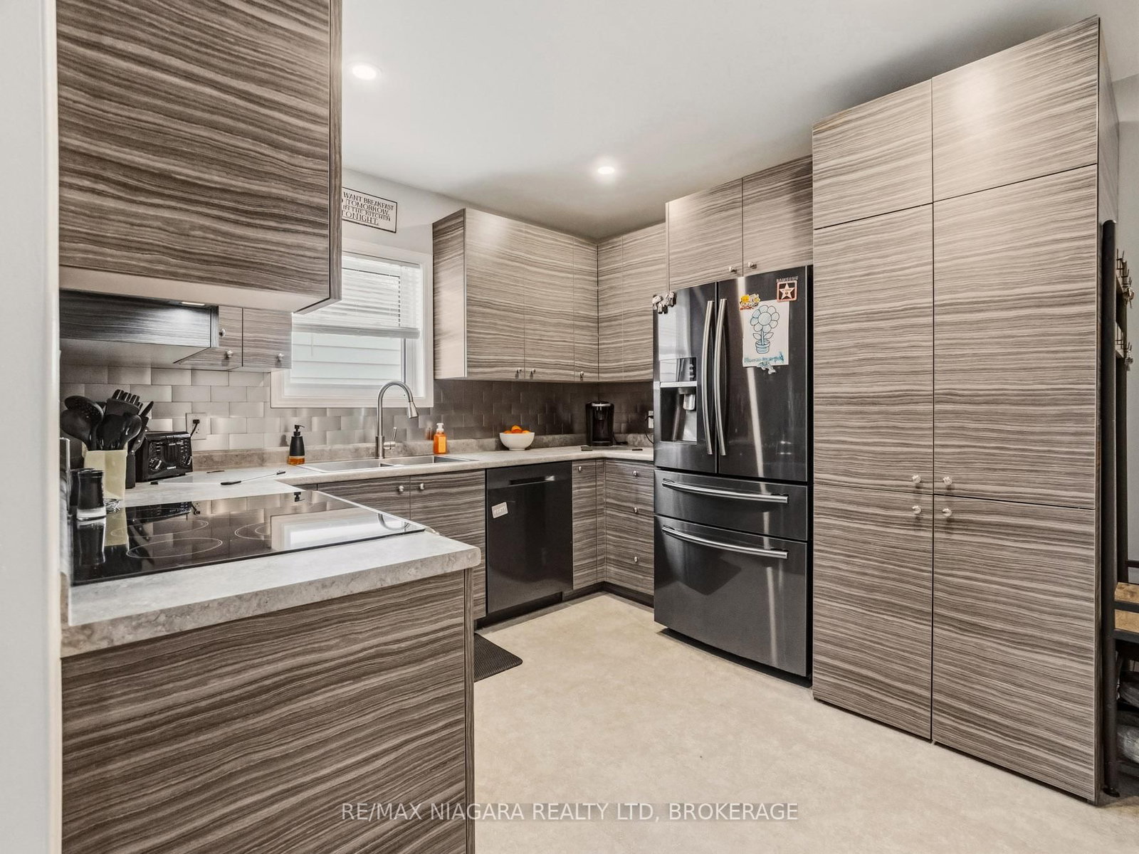 Detached House for sale at 198 Murray Street, Fort Erie, Ontario, L2A 2B6 - Central - MLS: X12953540