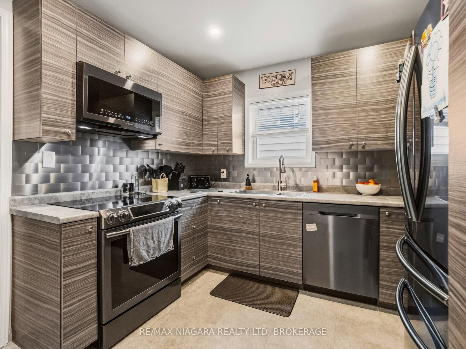 Detached House for sale at 198 Murray Street, Fort Erie, Ontario, L2A 2B6 - Central - MLS: X12953540