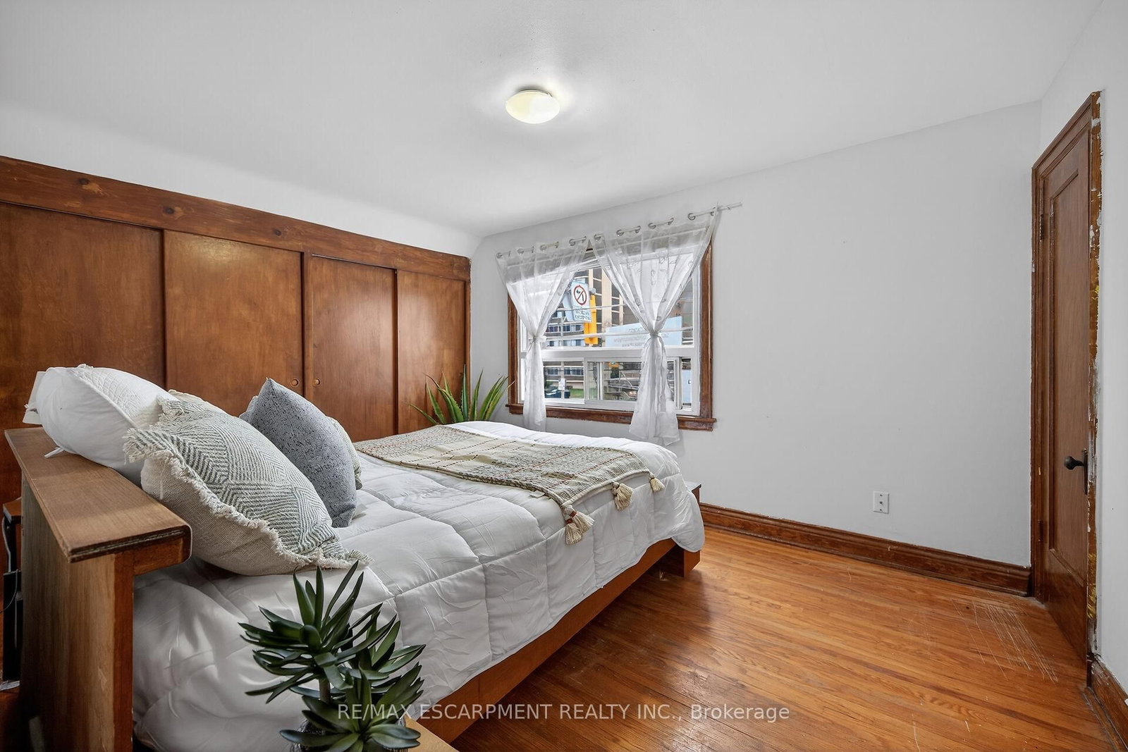 Detached House for sale at 144 Hunter Street, Hamilton, Ontario, L8P 1R1 - Durand - MLS: X12953736