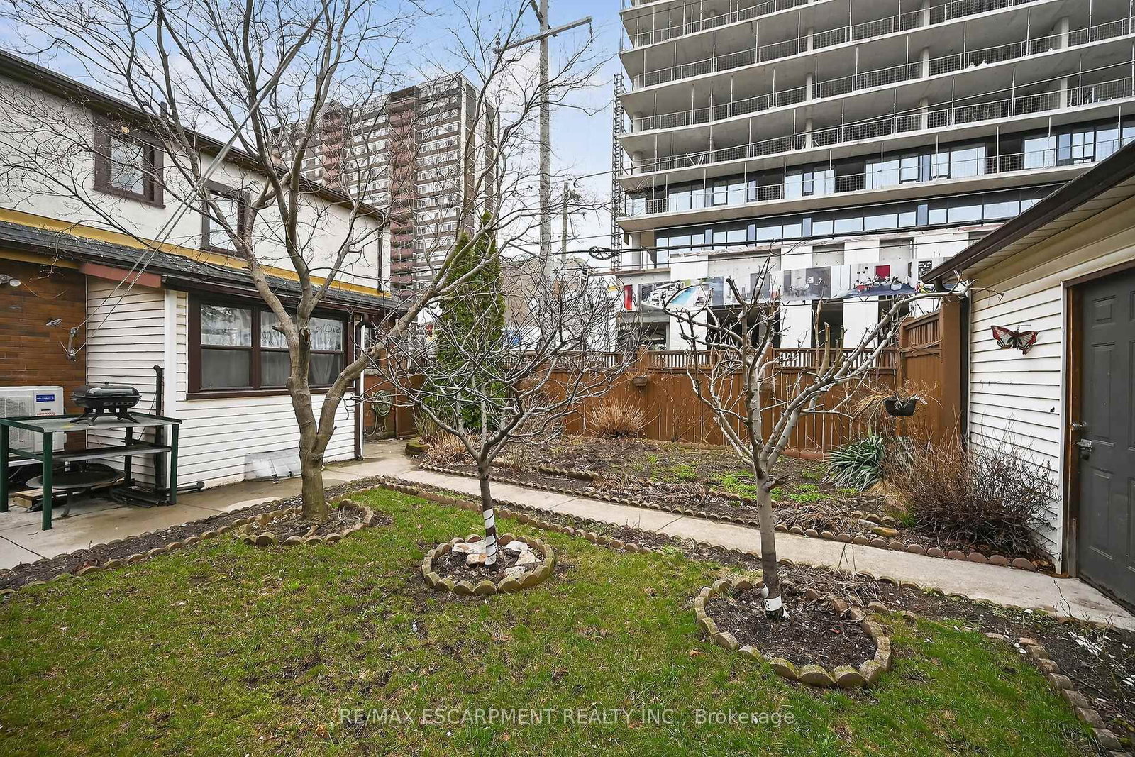 Detached House for sale at 144 Hunter Street, Hamilton, Ontario, L8P 1R1 - Durand - MLS: X12953736